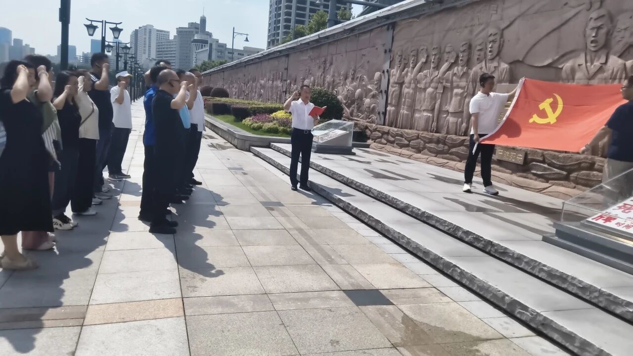 7.22传承伟大抗洪精神 凝聚奋进实干力量——江汉区总工会开展主题党日教育活动2.jpg